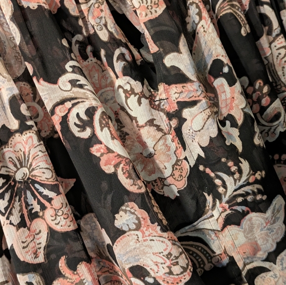 Flair sleeve "Loft" blouse.   Med. - Picture 5 of 7